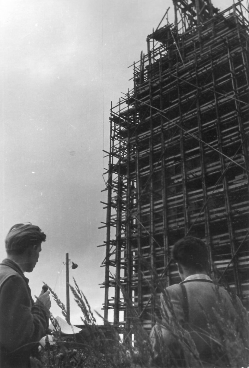Buchenwaldglocke wird auf den Turm gezogen, 31. Juli 1957;  Foto: Ernst Schäfer. Sammlung Gedenkstätte Buchenwald / 278-05.014