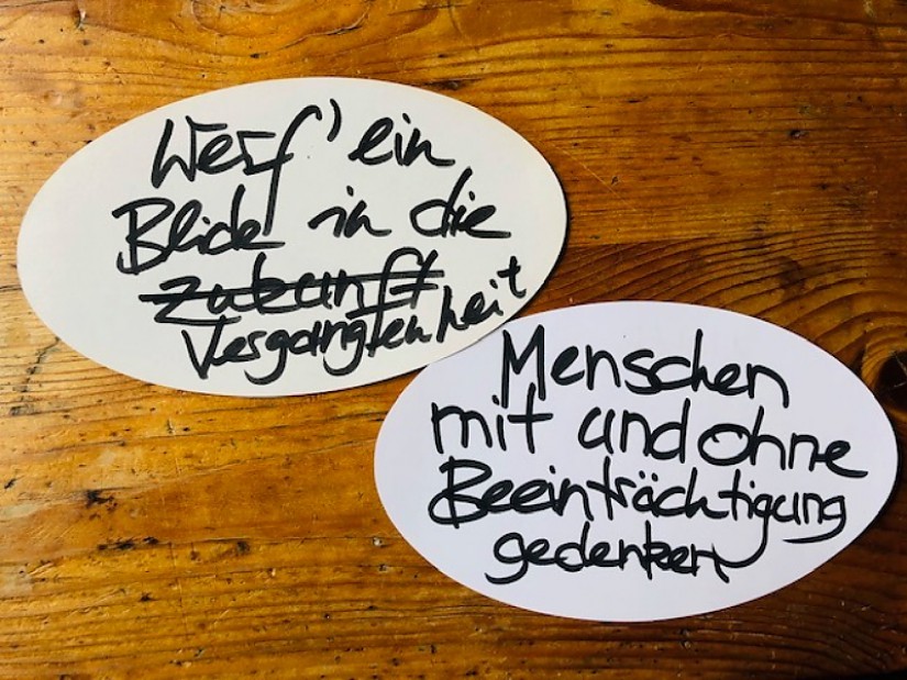 Ausstellungsflyer »Wirf einen Blick in die Vergangenheit!«