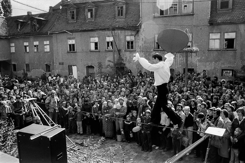 Flohmarkt am Kasseturm, 1. Mai 1980, Foto: Claus Bach Flohmarkt am Kasseturm, 1. Mai 1980, Foto: Claus Bach