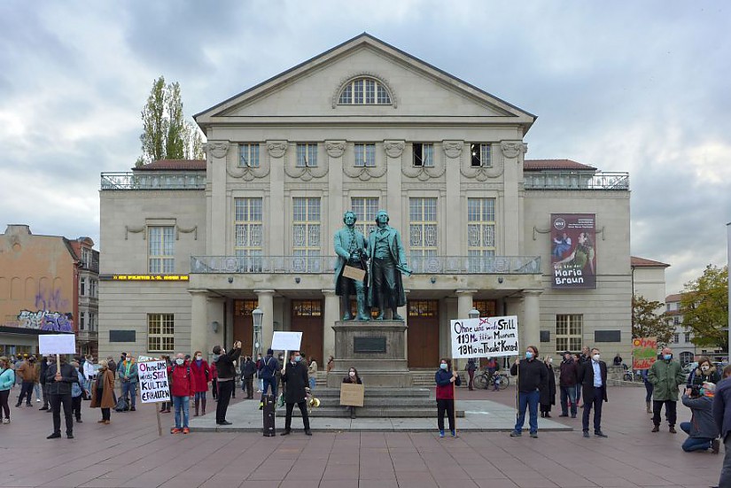 Kundgebung vor dem DNT, Foto: Claus Bach