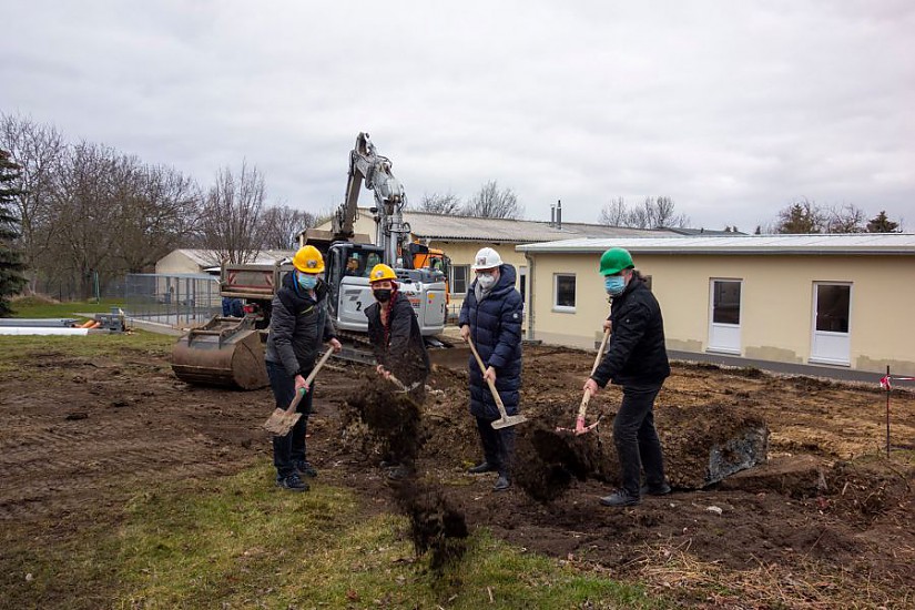 V.l.n.r: Oberbauleiter Michael Gathemann (Technische Gebäudewirtschaft der Stadt Weimar), Tierheimleiterin Sabrina Reinecke, Bürgermeister Ralf Kirsten und Architekt Holger Stertz beim symbolischen Spatenstich.Quelle: Stadt Weimar