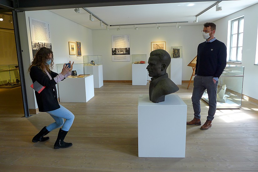 Christian Faludi neben der Bronze von Max Hoelz im Stadtmuseum Jena (Foto: Claus Bach) Christian Faludi neben der Bronze von Max Hoelz im Stadtmuseum Jena (Foto: Claus Bach)