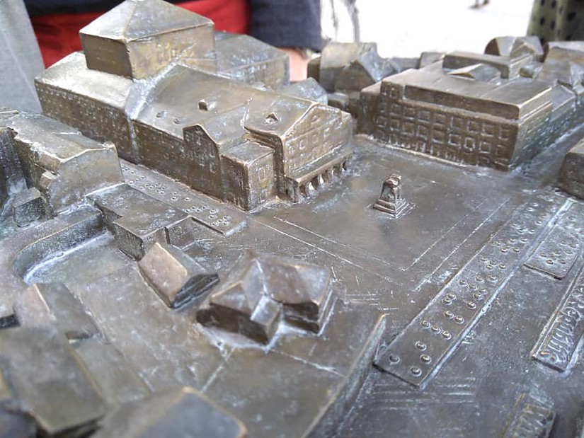 Auszug: Bronzemodell der Weimarer Altstadt im Maßstab 1:500 des Künstlers Felix Broerken