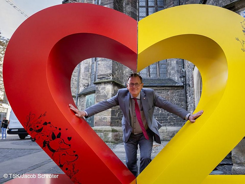 Ministerpräsident Bodo Ramelow und das Logo für Thüringen 2022, Quelle: Thüringer Staatskanzlei Ministerpräsident Bodo Ramelow und das Logo für Thüringen 2022, Quelle: Thüringer Staatskanzlei
