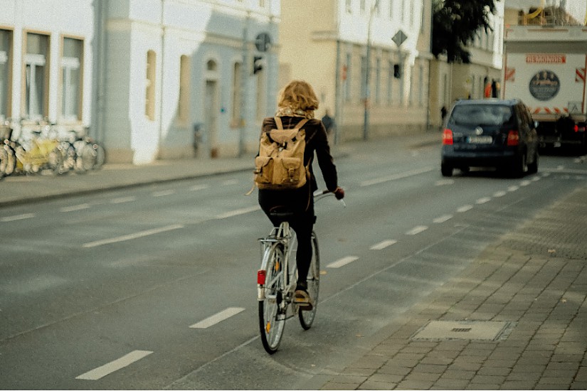 Fahrradfahrerin in Weimar, Photo by Nhi Dam on Unsplash