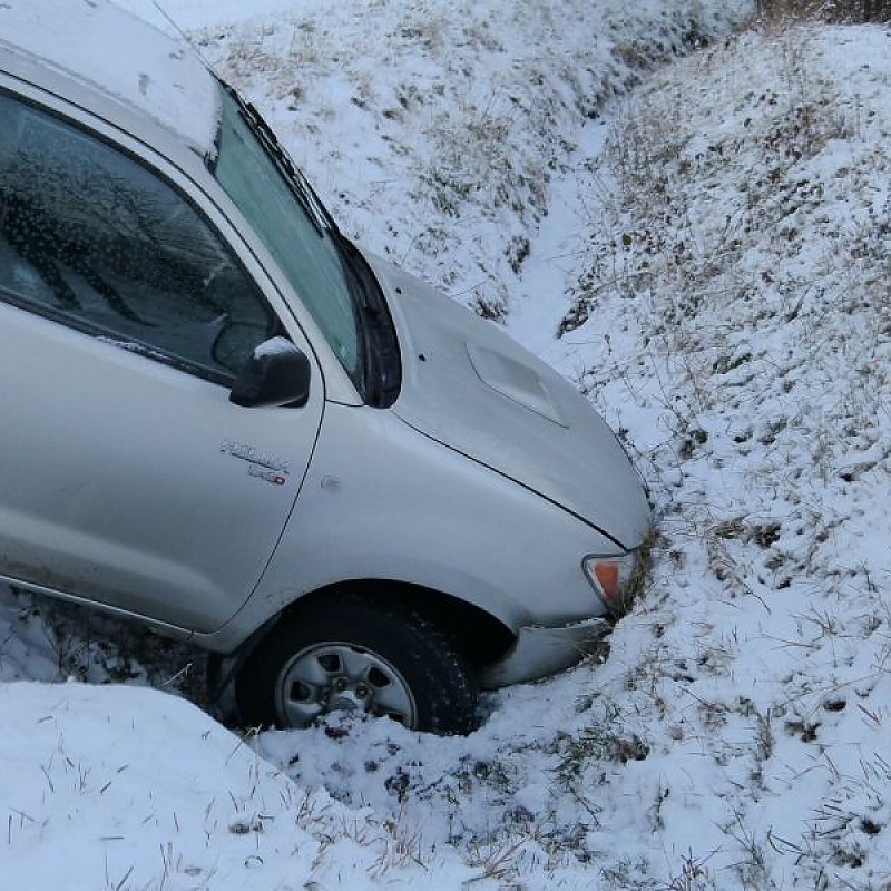 Autounfall durch Schneefall (Symbolbild; Pixabay.com)