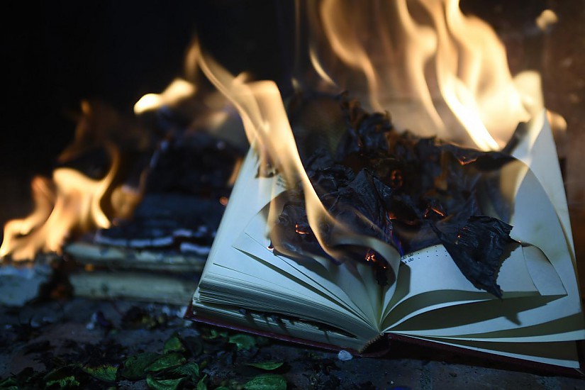 Bücherverbrennung - Symbolbild, Quelle: Pixabay