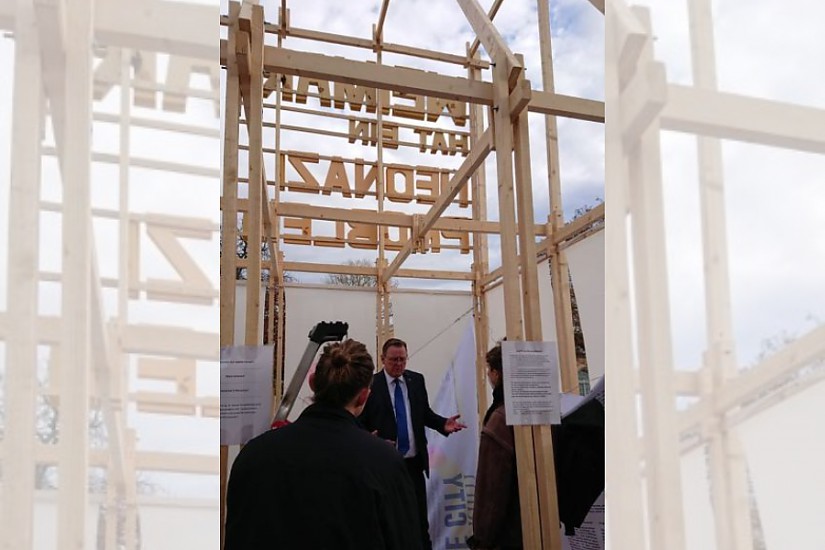Bodo Ramelow besucht die Ausstellung "Weimar hat ein Neonazi-Problem", nachdem diese attackiert wurde (Foto: Radio LOTTE Weimar)