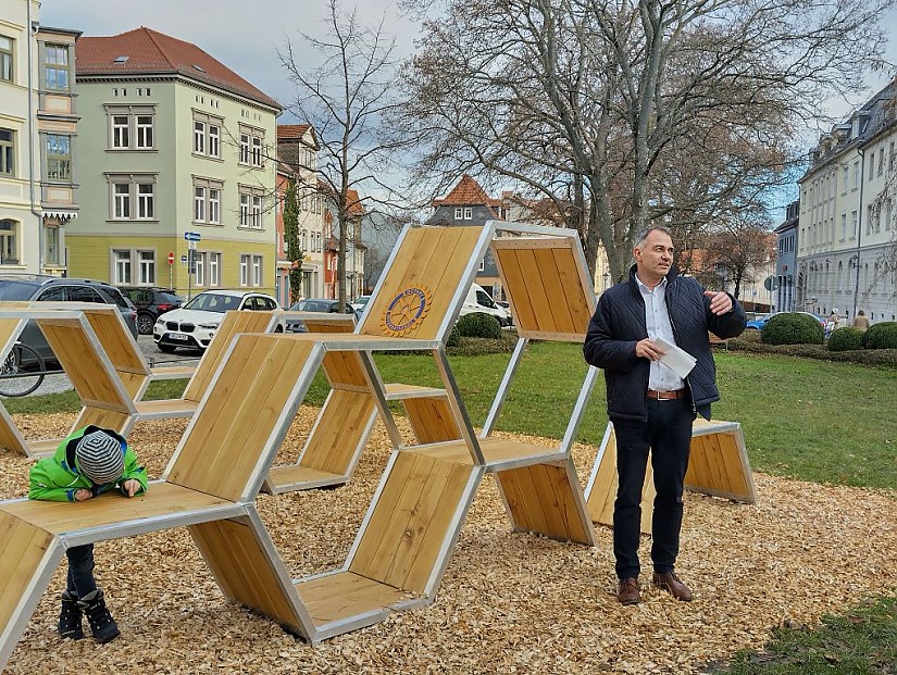 Oberbürgermeister Peter Kleine bei der offiziellen Eröffnung des neuen Spielpunkts Am Obergraben in Weimar. (Foto: Romy Weinhold/ BUW)