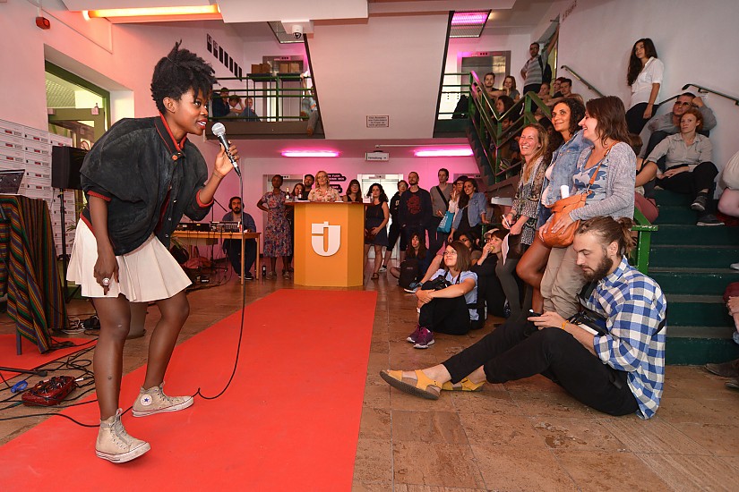 Die ghanaische Sängerin Jojo Abot während Vernissage des Kunstfest-Projekts „Fabulous Jakobsplan“ am 22. August 2015