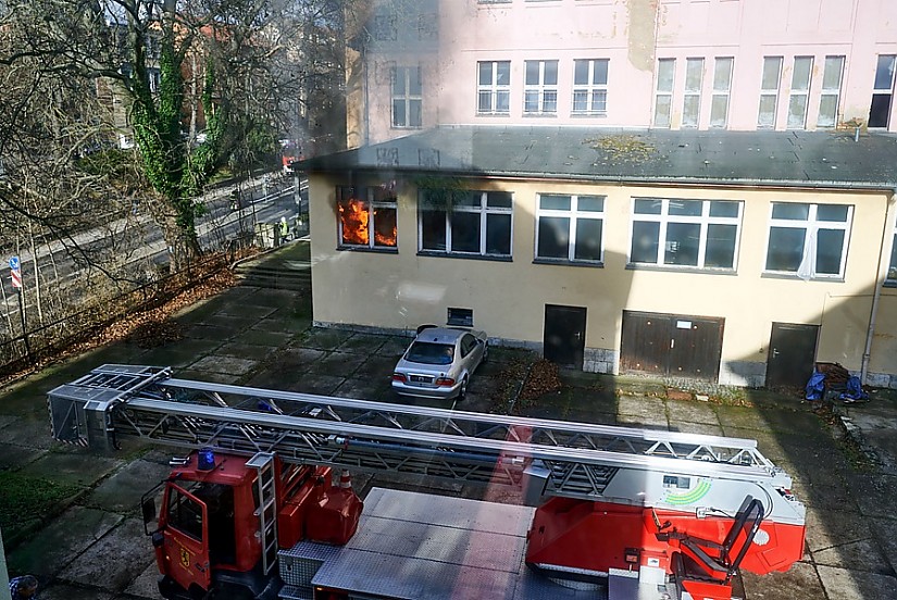 Feuer im Anbau des Volkshauses (Foto: Olaf Schnürpel; Radio LOTTE Weimar) Feuer im Anbau des Volkshauses (Foto: Olaf Schnürpel; Radio LOTTE Weimar)