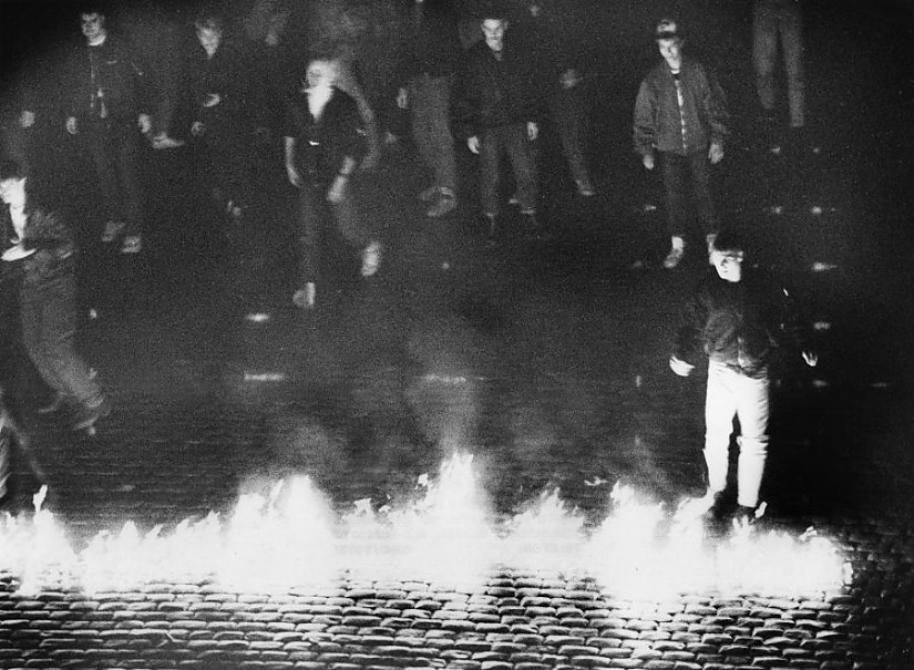 Foto: „Attacke von Neonazis auf das besetzte Haus Gerberstraße 3 in Weimar am 02. Oktober 1990“, Claus Bach