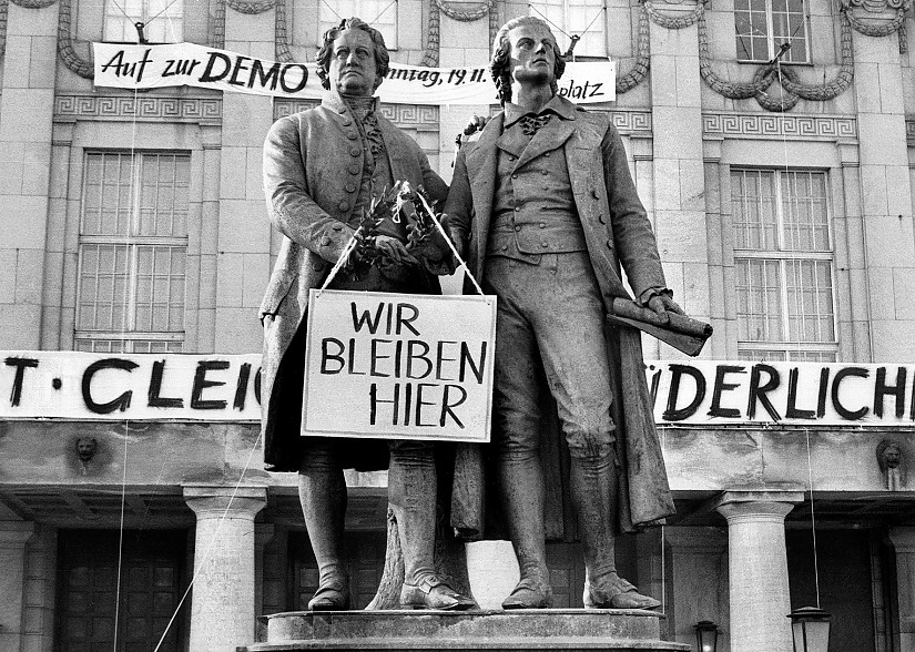 Titel: „Das Dichterdenkmal während der Kundgebung am 19. November 1989“, Foto: Claus Bach Titel: „Das Dichterdenkmal während der Kundgebung am 19. November 1989“, Foto: Claus Bach