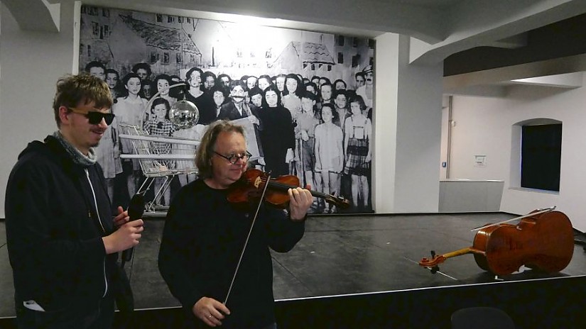 Aaron Christopher Hoffmann (links) besuchte die Proben zur Kinderoper »Brundibár«, Gernot Süßmuth (rechts), Foto: Stefan Schmidt Aaron Christopher Hoffmann (links) besuchte die Proben zur Kinderoper »Brundibár«, Gernot Süßmuth (rechts), Foto: Stefan Schmidt