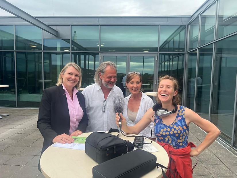 v.l.n.r.: Constanze Reppin (Stadtwerke Weimar), Mathias Buss (Künstler), Antje Genth-Wagner (Weimar Galerie), Maria A. Smalley (Radio LOTTE), Foto: Stefan Schmidt v.l.n.r.: Constanze Reppin (Stadtwerke Weimar), Mathias Buss (Künstler), Antje Genth-Wagner (Weimar Galerie), Maria A. Smalley (Radio LOTTE), Foto: Stefan Schmidt