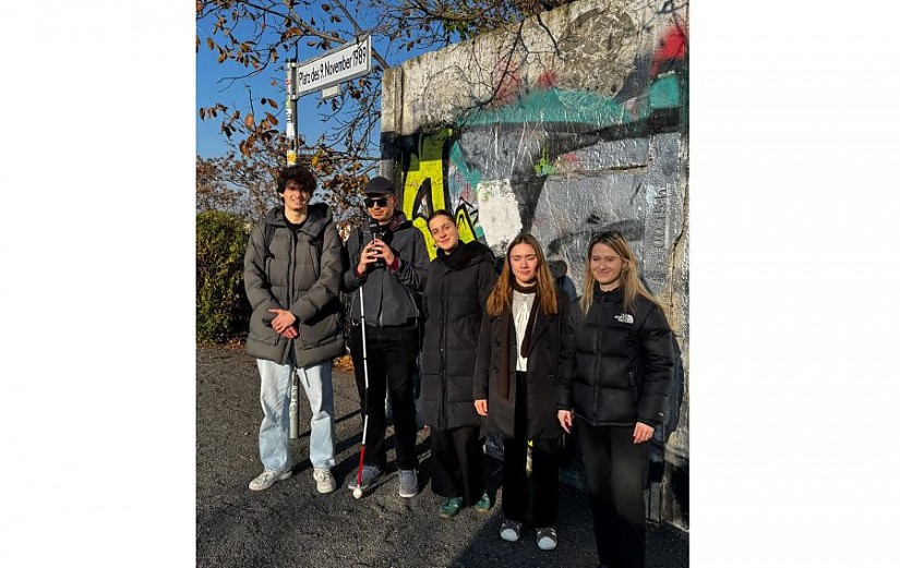 Nelly Sachs (3.v.l.) und Aaron Christopher Hoffmann (2.v.l.) beim Hinhörer-Preis 2025 in Berlin, Foto: Jörn von Lutzau