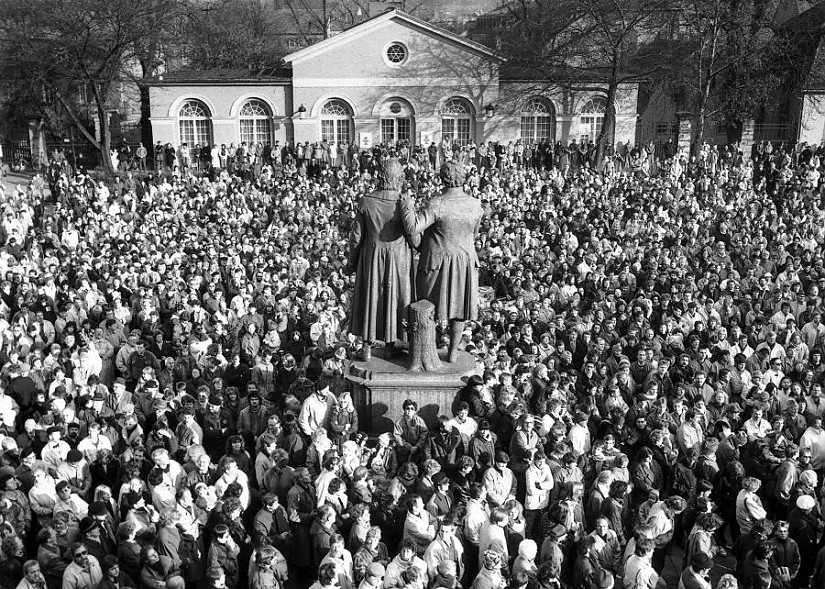 Der Theaterplatz während der Kundgebung am 19. November 1989, Foto: Claus Bach
