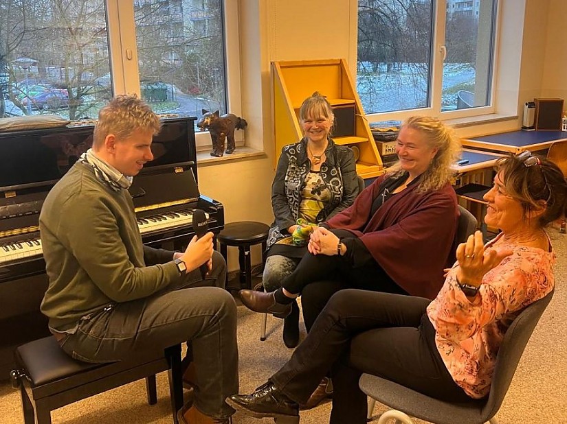 Aaron Christopher Hoffmann war bei der Einweihung dabei – sowohl als musikalische Begleitung am Klavier als auch für Radio LOTTE Weimar, Foto: Stefan Schmidt