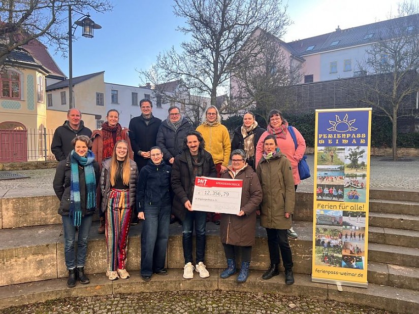 Die Überreichung des Spendenschecks für den Weimarer Ferienpass, Foto: Stefan Schmidt