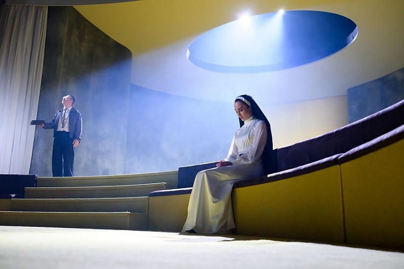 Robert Prinzler und Nadja Robiné in »Maß für Maß« von William Shakespeare am Deutschen Nationaltheater Weimar © DNT Weimar | Candy Welz