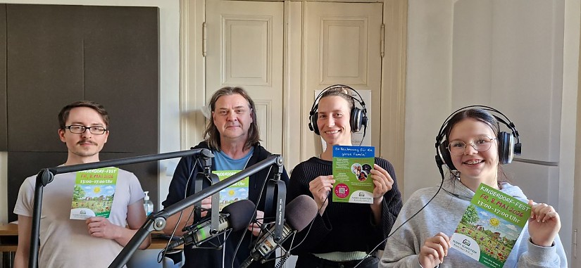 Lukas Bopp und Stefan Schmidt mit Christin Schönfuß und Lisa vom Kinderdorf, Foto: Cassandra