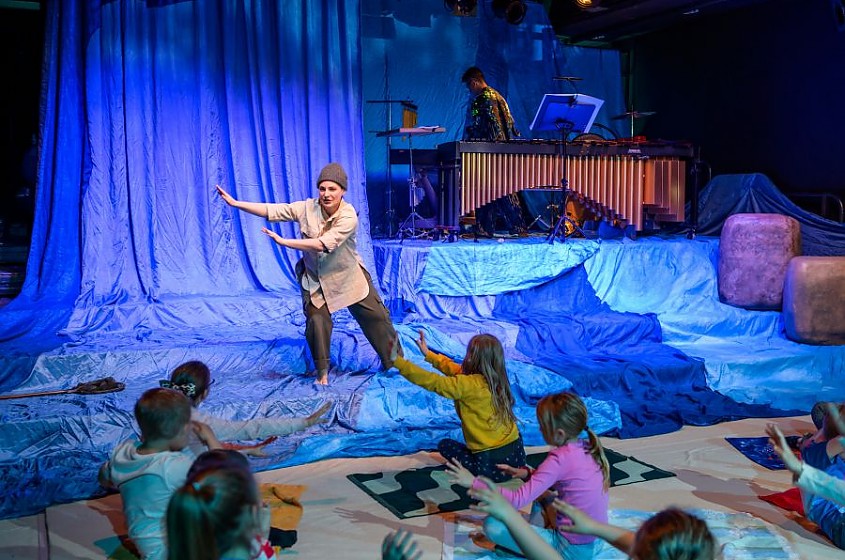 Kinderoper »Gold!« am DNT, v.l.n.r.: Ekaterina Aleksandrova, Alejandro Coello Calvo (hinten)  © Candy Welz