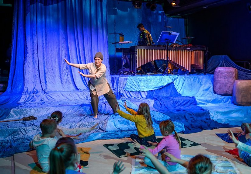 Kinderoper »Gold!« am DNT, v.l.n.r.: Ekaterina Aleksandrova, Alejandro Coello Calvo (hinten)  © Candy Welz