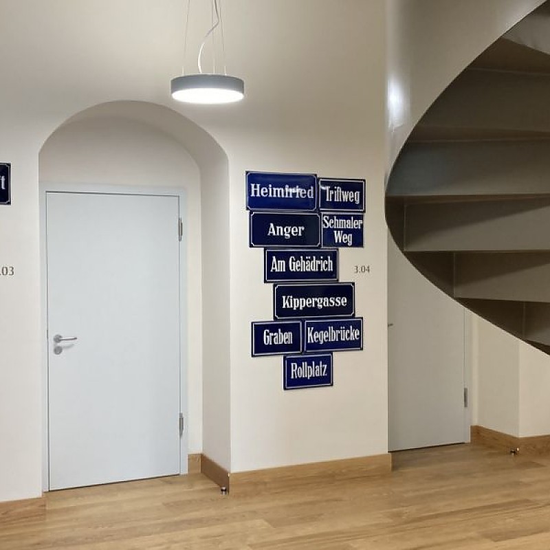 „Wandinstallation aus Email-Straßenschildern im Obergeschoss des Rathauses“, Foto: Claus Bach