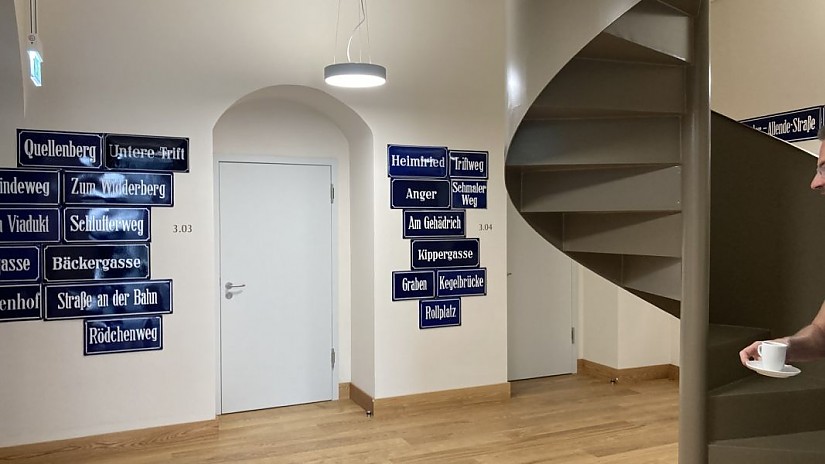 „Wandinstallation aus Email-Straßenschildern im Obergeschoss des Rathauses“, Foto: Claus Bach