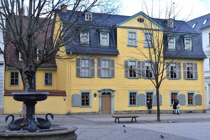 Schillers Wohnhaus mit Gänsemännchenbrunnen, Foto: Helmut Hartung