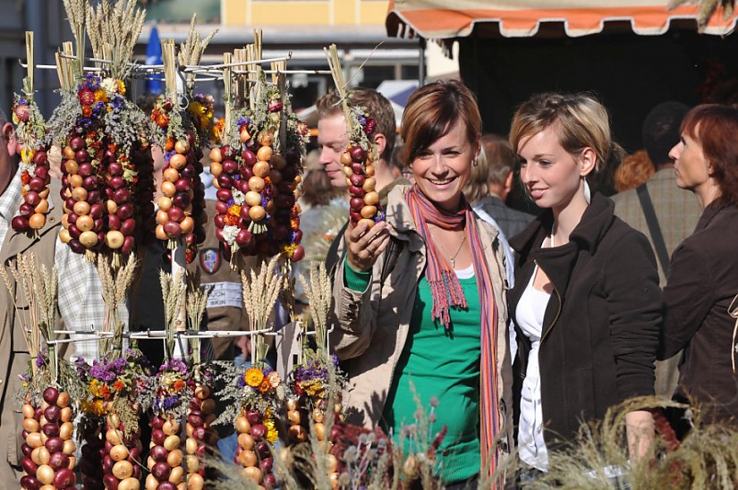 Besucherinnen des Zwiebelmarkts (Symbolfoto) , Quelle: Maik Schuck
