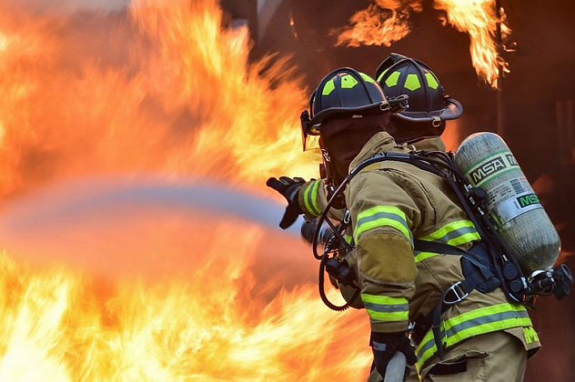 Feuerwehr beim Löscheinsatz (Symbolbild), Quelle: Pixabay