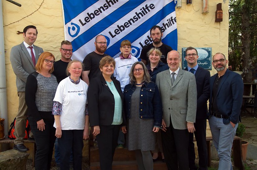 Foto v.l.n.r.: Jan Scheftlein (IHK Suhl), Rola Zimmer (LebenshilfeWerk Weimar/Apolda), Stefan Pappsdorf (Tischlerei Pappsdorf), Angelika Martens (Lebenshilfe-Rat Thüringen), Robert Steinbrück (Tischlerei Pappsdorf), Birgit Diezel (Lebenshilfe Thüringen), Constanze Borchert (Lebenshilfe-Rat Thüringen), Heike Werner (Thüringer Ministerin für Arbeit und Soziales), Claudia Geiken (Lebenshilfe Thüringen), Sandro Klötzbach (Tischlerei Pappsdorf), Thomas Grottke (Thüringer Bauernverband), Georg Hoske (HWK Erfurt), Christian Stadali (Wortwerk Weimar) , Foto: Christian Meyer Foto v.l.n.r.: Jan Scheftlein (IHK Suhl), Rola Zimmer (LebenshilfeWerk Weimar/Apolda), Stefan Pappsdorf (Tischlerei Pappsdorf), Angelika Martens (Lebenshilfe-Rat Thüringen), Robert Steinbrück (Tischlerei Pappsdorf), Birgit Diezel (Lebenshilfe Thüringen), Constanze Borchert (Lebenshilfe-Rat Thüringen), Heike Werner (Thüringer Ministerin für Arbeit und Soziales), Claudia Geiken (Lebenshilfe Thüringen), Sandro Klötzbach (Tischlerei Pappsdorf), Thomas Grottke (Thüringer Bauernverband), Georg Hoske (HWK Erfurt), Christian Stadali (Wortwerk Weimar) , Foto: Christian Meyer