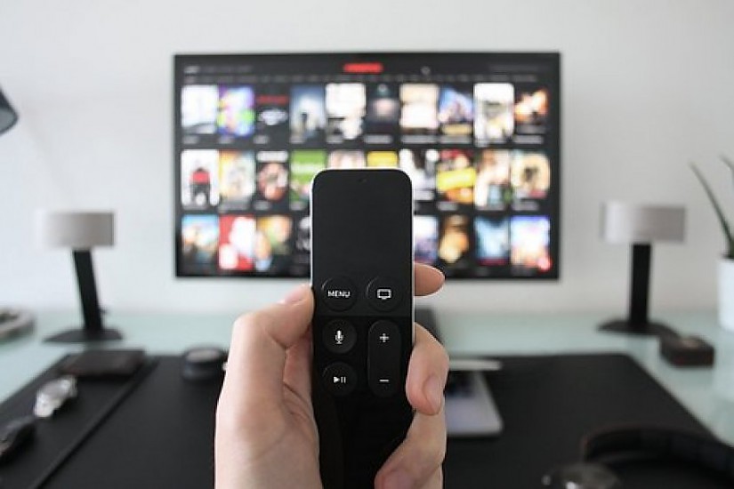Fernsehgerät mit Fernbedienung, Quelle: Pixabay