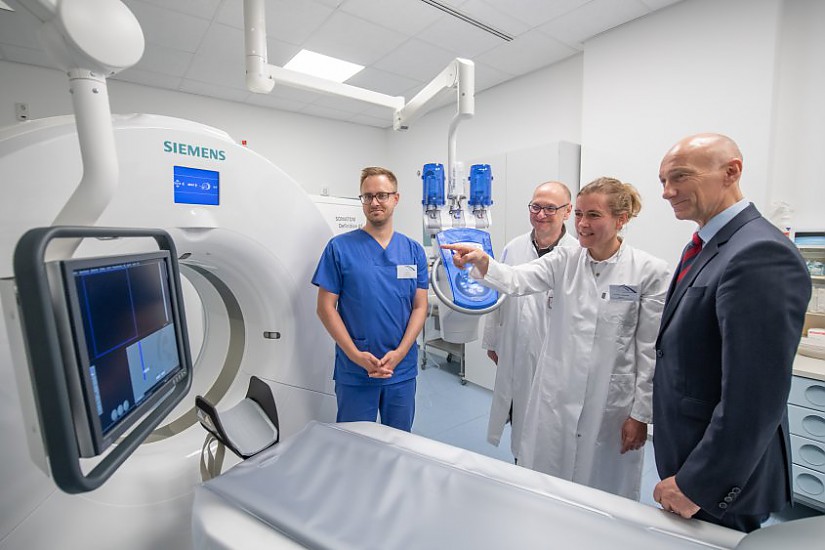 Einweihung des neues Computertomografen (v.li.): Dan Saalfeld (Leitender Medizinisch-technischer Radiologieassistent - Lt. MTRA), Dirk Matthey (zuständiger Medizintechniker), Dr. med. Claudia Dannenberg (Chefärztin der Klinik für Radiologie und Nuklearmedizin), Tomas Kallenbach (Geschäftsführer Klinikum Weimar), Foto: Thomas Müller