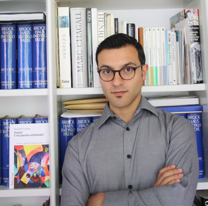 Dr. Emanuele La Rosa mit seinem Buch DADA? Una pazzia criminale! (Foto: Kath. Frauenfeld) Dr. Emanuele La Rosa mit seinem Buch DADA? Una pazzia criminale! (Foto: Kath. Frauenfeld)