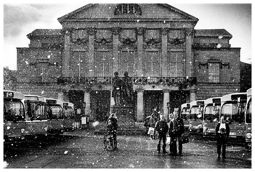 Omnibusse im Schneetreiben auf dem Weimarer Theaterplatz, 1990, Foto: Claus Bach