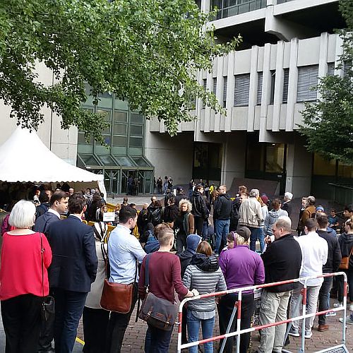 Großer Besucherandrang vor derm Oberlandesgericht, Foto: Radio Lotte, mp