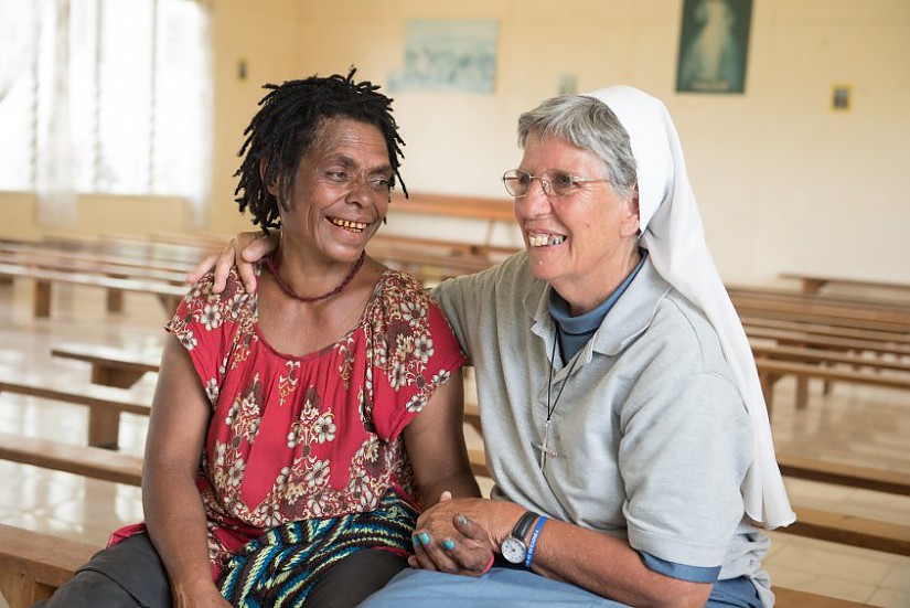 Ordensschwester Lorena Jenal hält die Hand einer verfolgten Frau, Foto: missio e.V.