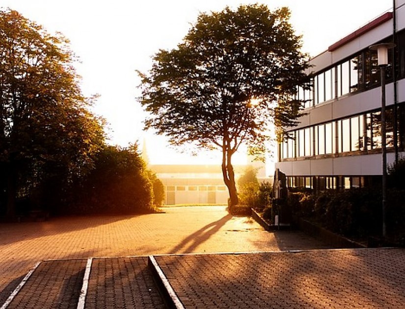 Schule mit Pausenhof, Foto: Pixabay