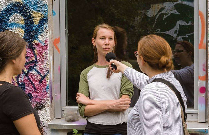 Katrin Solansky und Juliane Franke vom Tanzfilmprojekt "Die Platte tanzt" im Interview mit Carolin Franke, Foto: Christian Faludi Katrin Solansky und Juliane Franke vom Tanzfilmprojekt "Die Platte tanzt" im Interview mit Carolin Franke, Foto: Christian Faludi