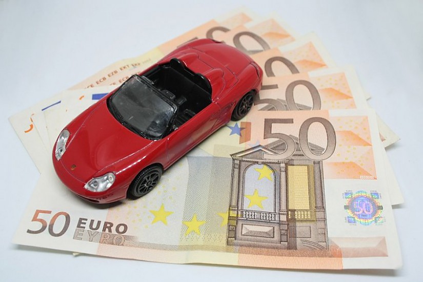 Spielzeugauto auf Geldscheinen (Symbolfoto), Quelle: Pixabay