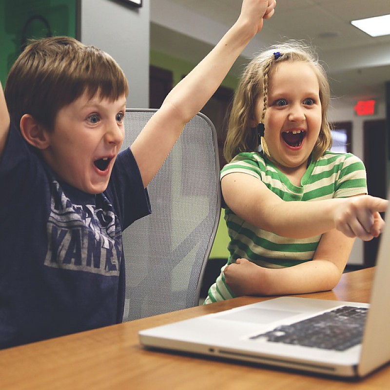 Kinder nutzen Computer (Symbolbild), Quelle: Pixabay