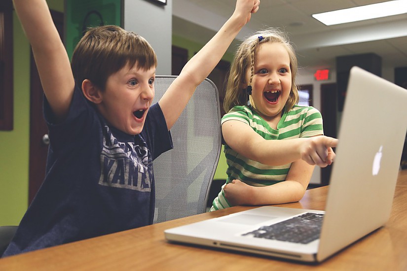 Kinder nutzen Computer (Symbolbild), Quelle: Pixabay