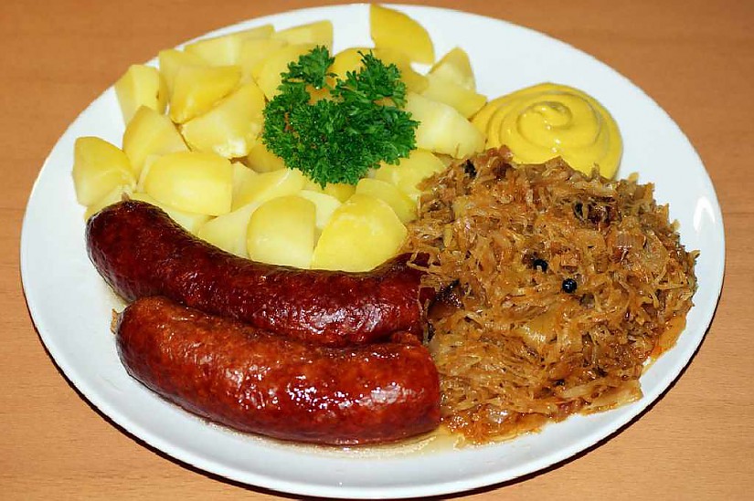 Teller mit Wurst, Sauerkraut und Kartoffel (Symbolbild), Foto: Pixabay