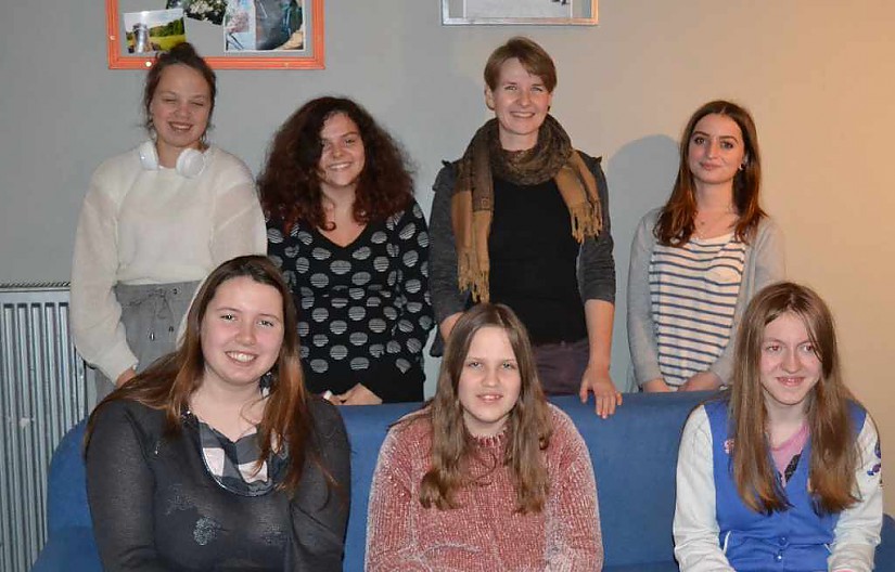 Julia Boronczyk, Sozialarbeiterin und Betreuerin (Bildmitte hintere Reihe, 2.v.re.); Jugendliche des Projekts „Waggong & Kramixxo Offene Kinder- und Jugendarbeit Weimar/West", Foto: EJBW Weimar Julia Boronczyk, Sozialarbeiterin und Betreuerin (Bildmitte hintere Reihe, 2.v.re.); Jugendliche des Projekts „Waggong & Kramixxo Offene Kinder- und Jugendarbeit Weimar/West", Foto: EJBW Weimar