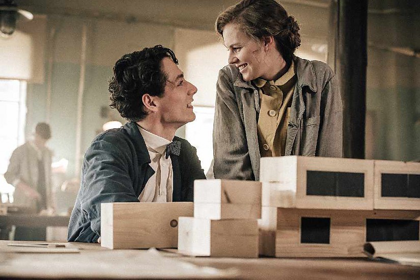 Alicia von Rittberg (Lotte Brendel) und Noah Saavedra (Paul Seligmann) in "Lotte am Bauhaus": ©MDR/UFA Fiction/Stanislav Honzik