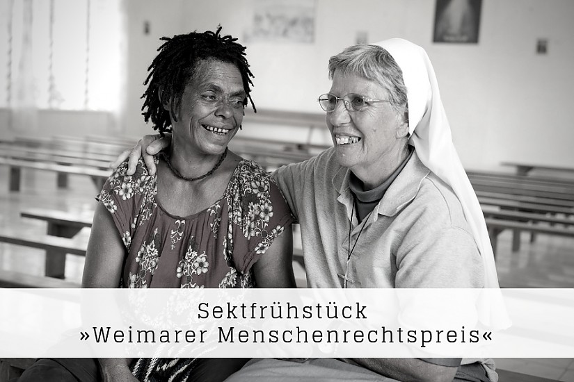 Christina und Schwester Lorena in einer Kirche in Kundiawa. Christina ist Überlebende einer „Hexen“-Verbrennung. Quelle: Bettina Flitner