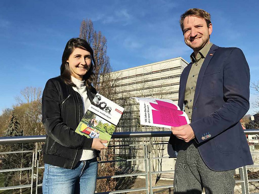 Vor dem neuen Bauhaus-Museum Weimar mit dem neuen Weimar-Magazin: Vanessa Berger und Mark Schmidt von der weimar GmbH. Foto: weimar GmbH, Uta Kühne Vor dem neuen Bauhaus-Museum Weimar mit dem neuen Weimar-Magazin: Vanessa Berger und Mark Schmidt von der weimar GmbH. Foto: weimar GmbH, Uta Kühne