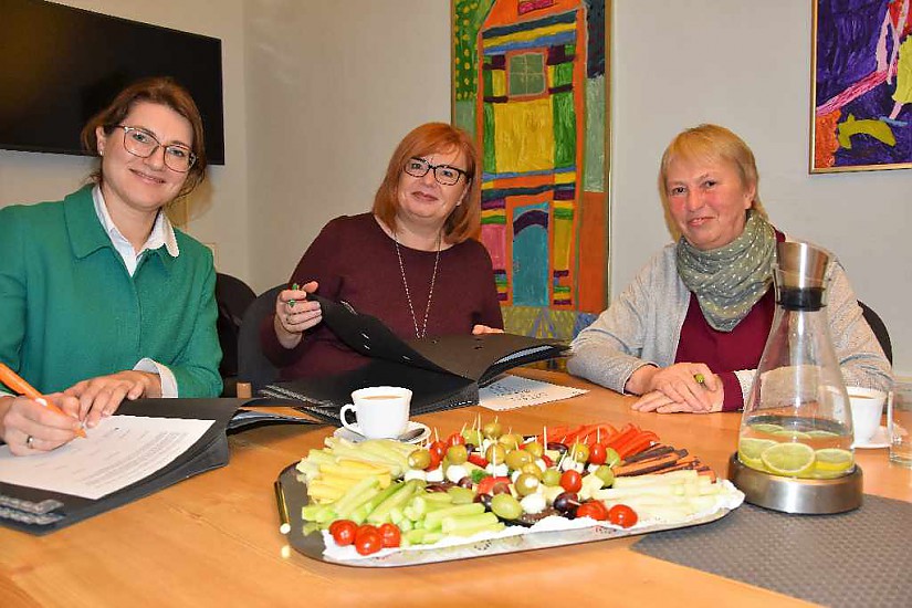 Alexandra Krumbein, Regionalgeschäftsführerin der AOK PLUS, Rola Zimmer, Vorstandsvorsitzende des Lebenshilfe-Werk Weimar/Apolda e.V., und Elke Etzold, Vorsitzende des Betriebsrates des Lebenshilfe-Werk Weimar/Apolda e.V., (v.l.n.r.) unterzeichnen die neue Kooperationsvereinbarung. Alexandra Krumbein, Regionalgeschäftsführerin der AOK PLUS, Rola Zimmer, Vorstandsvorsitzende des Lebenshilfe-Werk Weimar/Apolda e.V., und Elke Etzold, Vorsitzende des Betriebsrates des Lebenshilfe-Werk Weimar/Apolda e.V., (v.l.n.r.) unterzeichnen die neue Kooperationsvereinbarung.